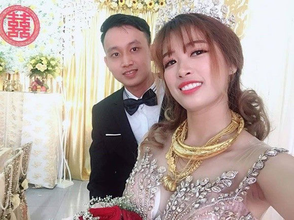 cô dâu, vàng đeo đầy người