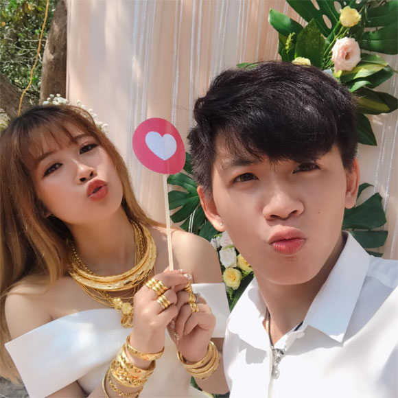 cô dâu, vàng đeo đầy người