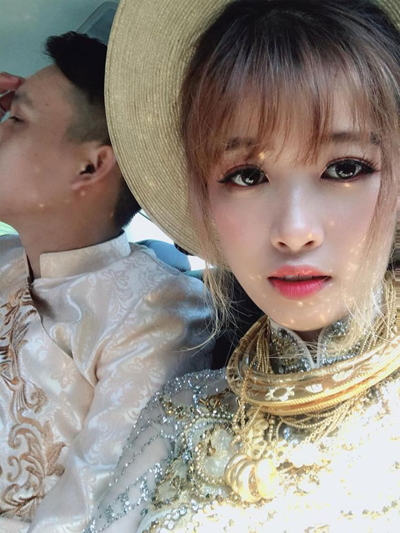 cô dâu, vàng đeo đầy người