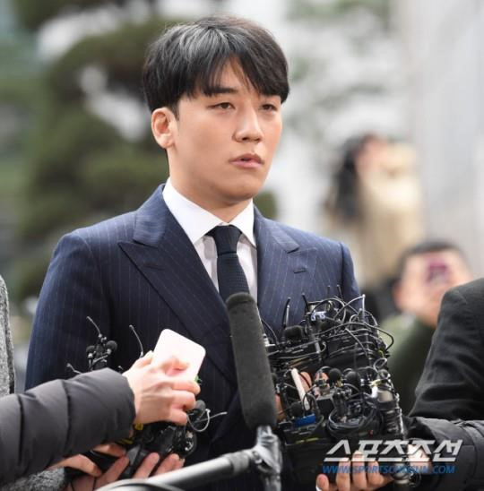 Seungri,Big Bang,Jung Joon Young,Seungri đi thẩm vấn,Seungri tới sở cảnh sát,scandal của Seungri