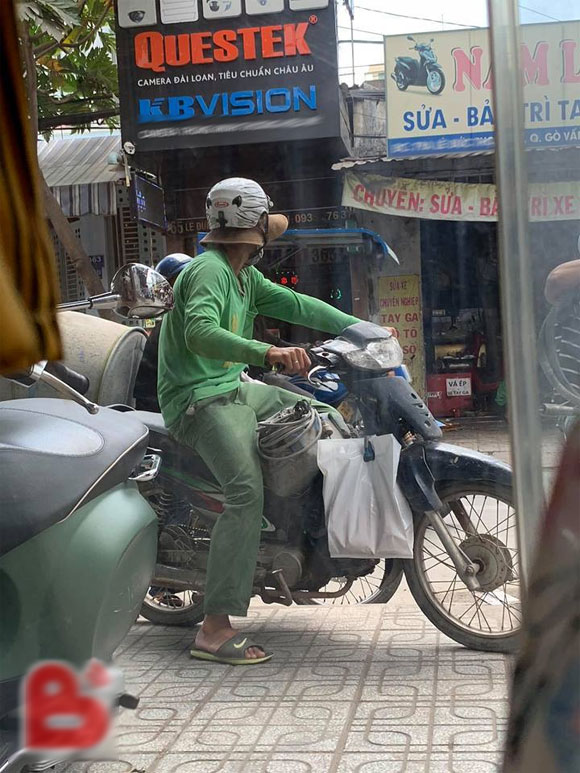 người đàn ông nghèo mua váy tặng vợ,chồng đi xe cà tàng mua váy cho vợ