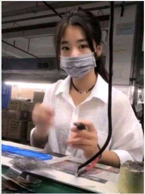 nữ công nhân gây sốt cộng đồng mạng, gây sốt vì quá xinh đẹp, như công nhân đeo khẩu trang xinh đẹp