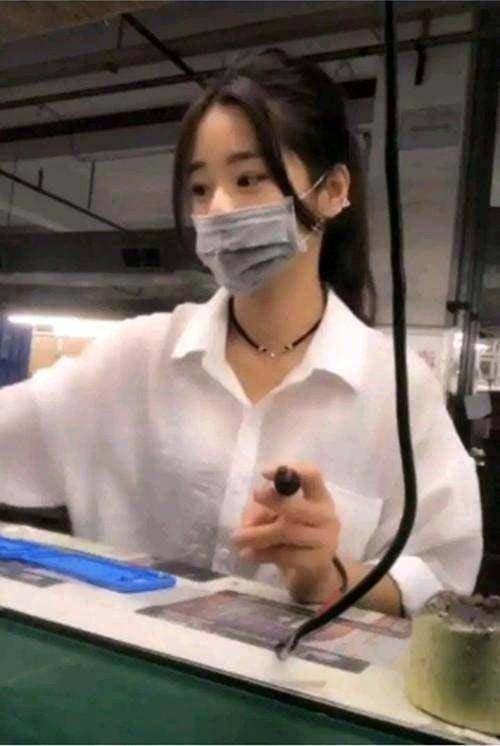 nữ công nhân gây sốt cộng đồng mạng, gây sốt vì quá xinh đẹp, như công nhân đeo khẩu trang xinh đẹp