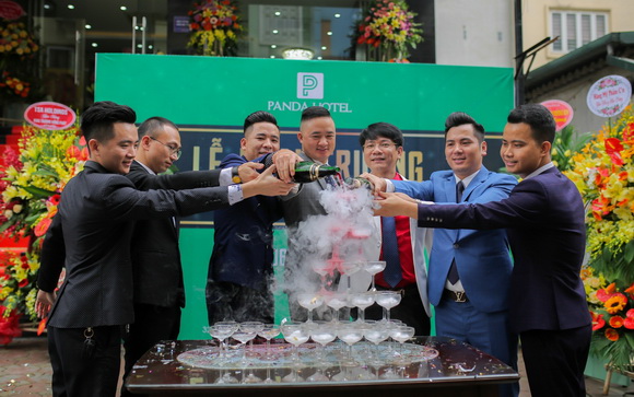 Panda Hotel 1, Tập đoàn Panda