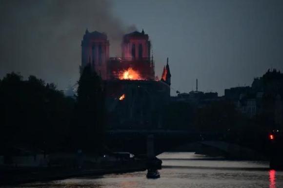  Nhà thờ Đức bà cháy, Tổng thống Pháp