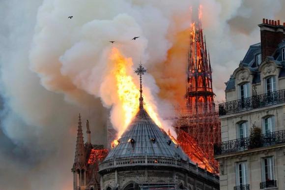 cháy nhà thờ, Nhà thờ Đức Bà Paris, Cảnh sát Pháp