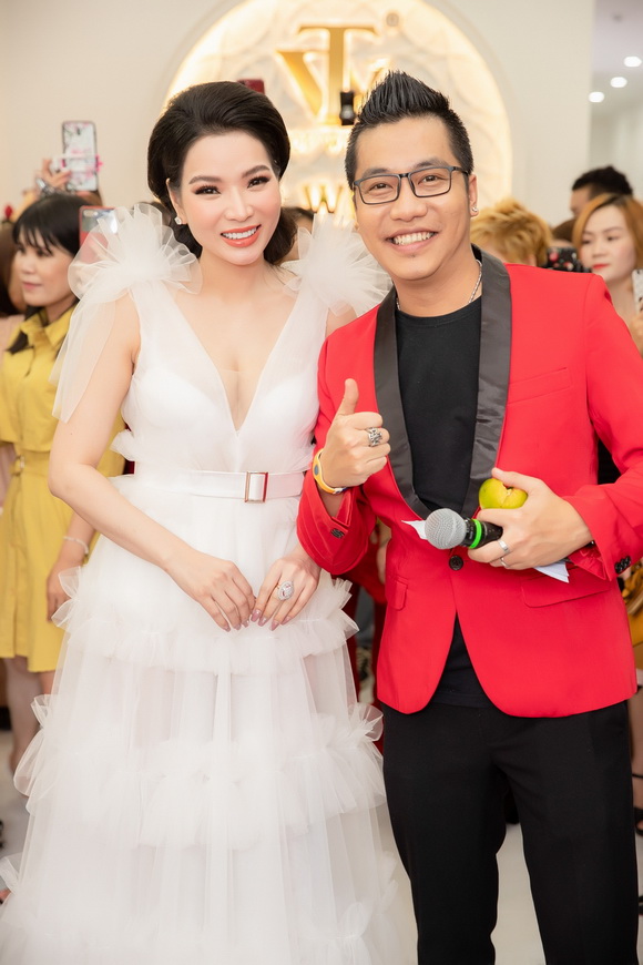 cao-thi-thuy-dung-204-3-ngoisao.vn-w580-h870 9 Nhà máy sản xuất mỹ phẩm Happy Secret, CEO Cao Thị Thùy Dung, mỹ phẩm Top White