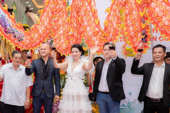 cao-thi-thuy-dung-204-5-ngoisao.vn-w580-h387 7 Nhà máy sản xuất mỹ phẩm Happy Secret, CEO Cao Thị Thùy Dung, mỹ phẩm Top White