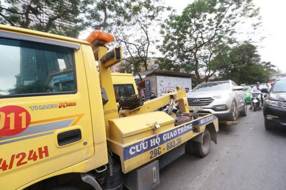 Tài xế dừng đèn đỏ rồi ngủ quên trong ô tô, An toàn giao thông