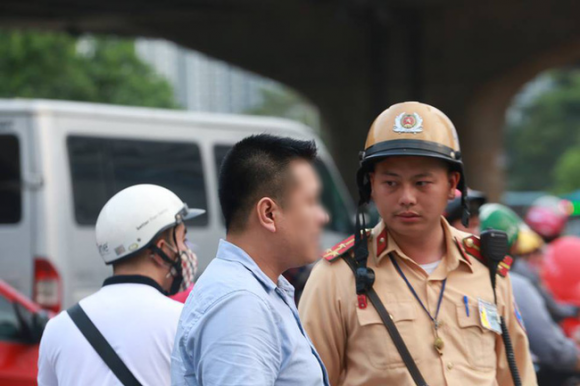 Tài xế dừng đèn đỏ rồi ngủ quên trong ô tô, An toàn giao thông