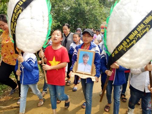 Vào trường học đâm 6 cô trò, Đâm chết học sinh, Giết người