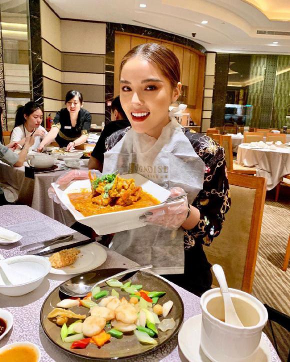 Kỳ Duyên, Kỳ Duyên ngủ trên máy bay, Kỳ Duyên đi ăn 