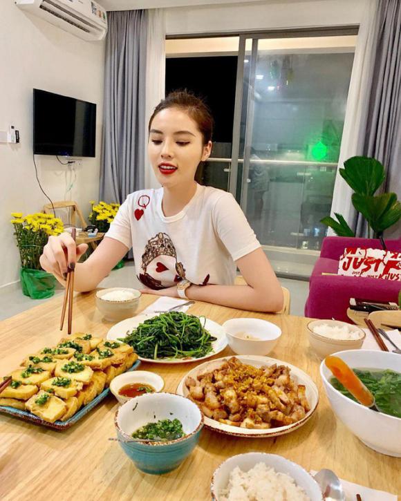 Kỳ Duyên, Kỳ Duyên ngủ trên máy bay, Kỳ Duyên đi ăn 