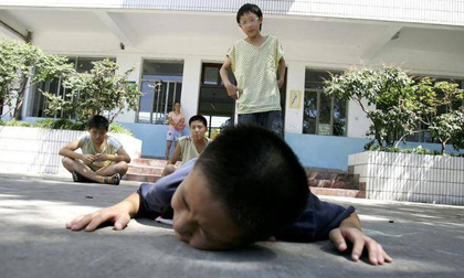 trẻ bị đánh, bạo lực, bạo lực học đường, trẻ bị bắt nạt, trẻ bị đánh ở trường, chống trả khi bị đánh