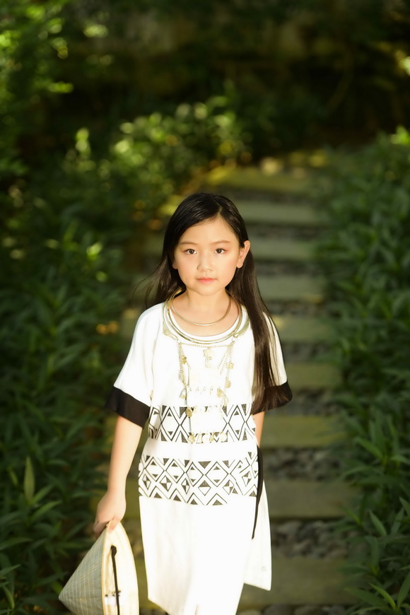 bao-uyen-115-1-ngoisao.vn-w580-h870 9 mẫu nhí Bảo Uyên, Học trò Xuân Lan, NTK Sĩ Hoàng