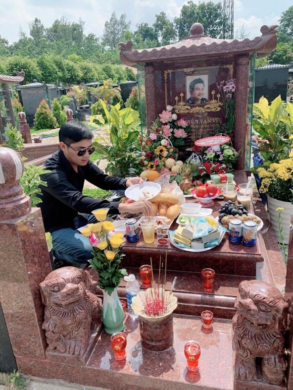 Tròn 49 ngày, diễn viên Minh Luân đến mộ thắp hương cho nghệ sĩ Anh Vũ 7 Diễn viên minh luân,nghệ sĩ anh vũ,sao việt