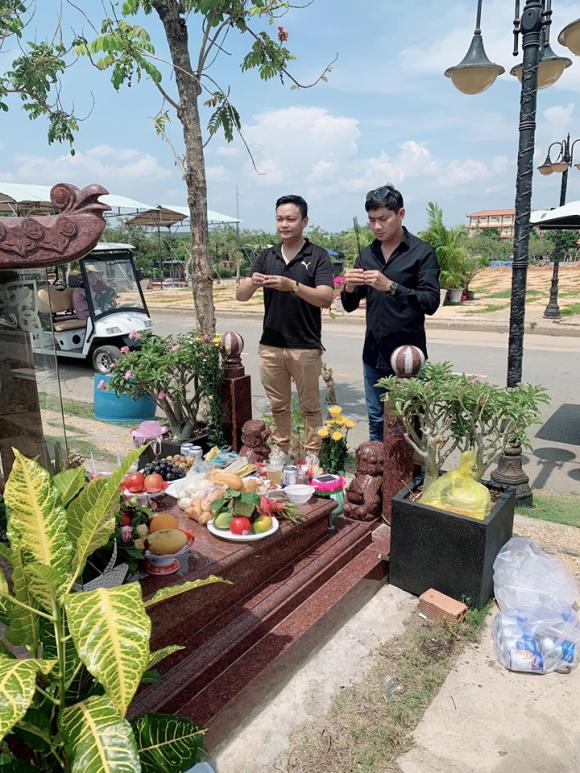 Tròn 49 ngày, diễn viên Minh Luân đến mộ thắp hương cho nghệ sĩ Anh Vũ 6 Diễn viên minh luân,nghệ sĩ anh vũ,sao việt