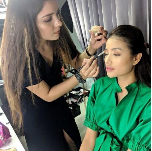 Phạm Hương bán mỹ phẩm 4 Hoa hậu Phạm Hương, Hoa hậu Phạm Hương kinh doanh, Phạm Hương bán kem trộn, Phạm Hương ở mỹ