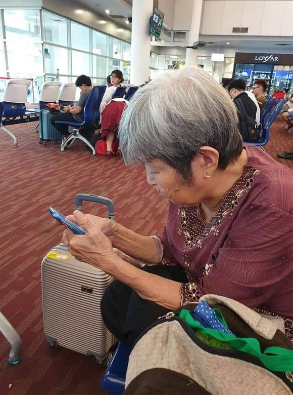 Cụ bà, du lịch một mình