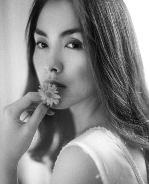 Hãy khám phá nét đẹp trầm lặng, tinh tế của mỹ nhân showbiz Việt - Hà Tăng trong những bức ảnh đen trắng đẹp. Cô nàng luôn thu hút sự chú ý không chỉ bằng ngoại hình quyến rũ mà còn bằng tài năng diễn xuất của mình.
