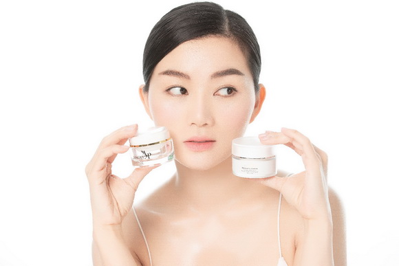 angel-pham-96-1-ngoisao.vn-w580-h387 7 Angel Phạm, Angel P beauty, Mỹ phẩm