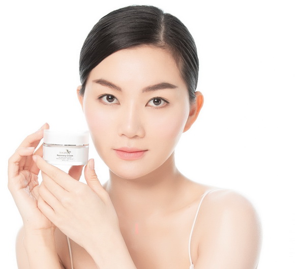 angel-pham-96-2-ngoisao.vn-w580-h529 6 Angel Phạm, Angel P beauty, Mỹ phẩm
