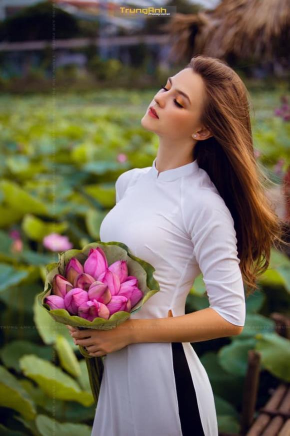  mẫu Tây,  mẫu Tây ở đầm sen, ảnh ở đầm sen, chụp ảnh với sen, tạo dáng đẹp với sen