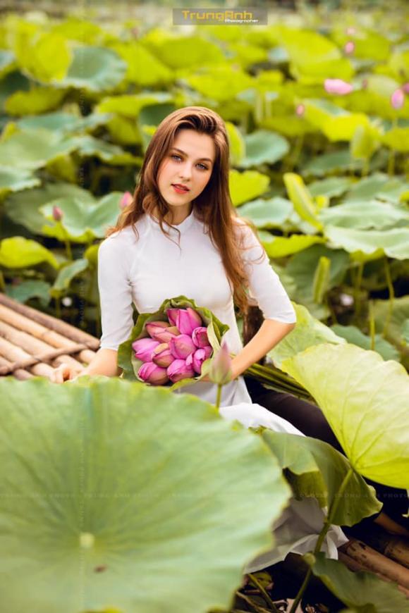  mẫu Tây,  mẫu Tây ở đầm sen, ảnh ở đầm sen, chụp ảnh với sen, tạo dáng đẹp với sen