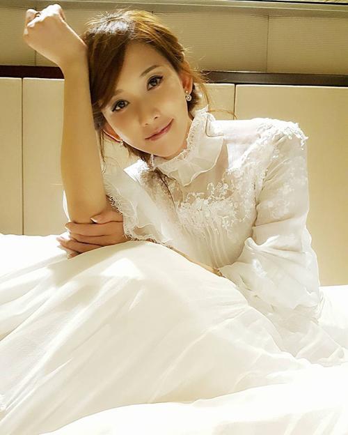 lam-chi-linh-mac-vay-cuoi-12-ngoisao.vn-w500-h747.jpg 5 Lâm Chí Linh,sao Hoa ngữ,Lâm Chí Linh kết hôn