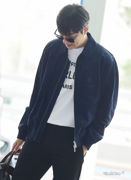 ho1-ngoisao.vn-w430-h648.jpg 0 lee min ho, thời trang sân bay, sao hàn