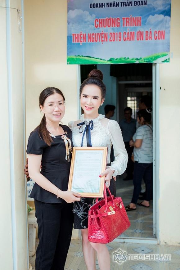 424a5211-ngoisao.vn-w700-h1050 2 Hot girl trần đoàn,hot girl chuyển giới trần đoàn,trần đoàn làm từ thiện