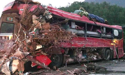 Tai nạn giao thông thảm khốc ở Hòa Bình, Tai nạn 41 người thương vong, Xe tải đấu đầu xe khách