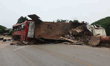 Tai nạn thảm khốc ở Hòa Bình, Xe khách đấu đầu xe tải, Tai nạn giao thông