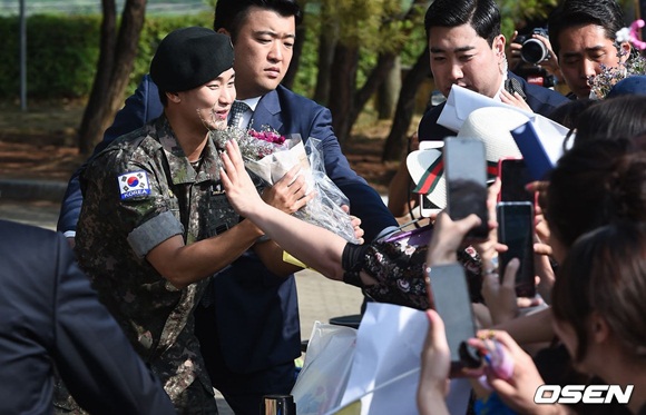 Mỹ nam 'Vì sao đưa anh tới' Kim Soo Hyun xuất ngũ sau 2 năm 9