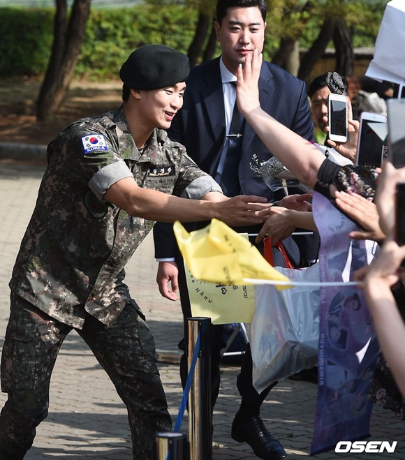 Mỹ nam 'Vì sao đưa anh tới' Kim Soo Hyun xuất ngũ sau 2 năm 8