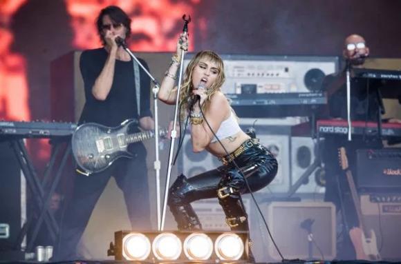 Miley Cyrus,Glastonbury Festiva,Liam Hemsworth,sao Hollywood