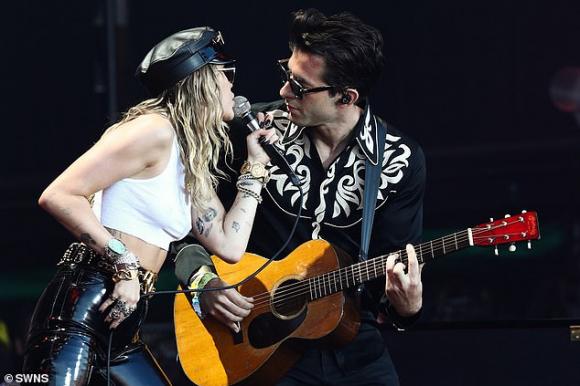 Miley Cyrus,Glastonbury Festiva,Liam Hemsworth,sao Hollywood