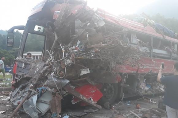 Tai nạn thảm khốc ở Hòa Bình, Xe khách đấu đầu xe tải, Tai nạn giao thông