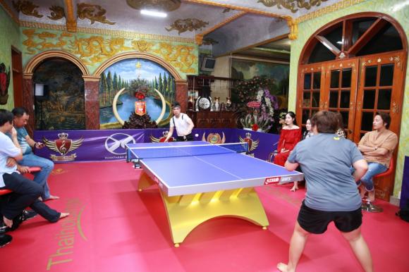 'Ông hoàng nhạc sến' Ngọc Sơn chơi trội, biến phòng khách biệt thự trăm tỷ thành sàn đấu bóng bàn 7 Ông hoàng nhạc sến,danh ca ngọc sơn,sao việt