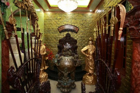 'Ông hoàng nhạc sến' Ngọc Sơn chơi trội, biến phòng khách biệt thự trăm tỷ thành sàn đấu bóng bàn 2 Ông hoàng nhạc sến,danh ca ngọc sơn,sao việt