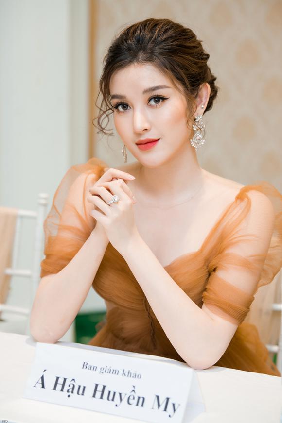 Á hậu Huyền My gây chú ý khi mặc váy xuyên thấu, đeo nhẫn hơn 1 tỷ đồng 3 Á hậu huyền my,hoa hậu việt nam 2014,sao việt, huyen my