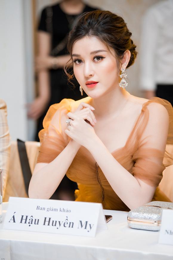 Á hậu Huyền My gây chú ý khi mặc váy xuyên thấu, đeo nhẫn hơn 1 tỷ đồng 0 Á hậu huyền my,hoa hậu việt nam 2014,sao việt, huyen my