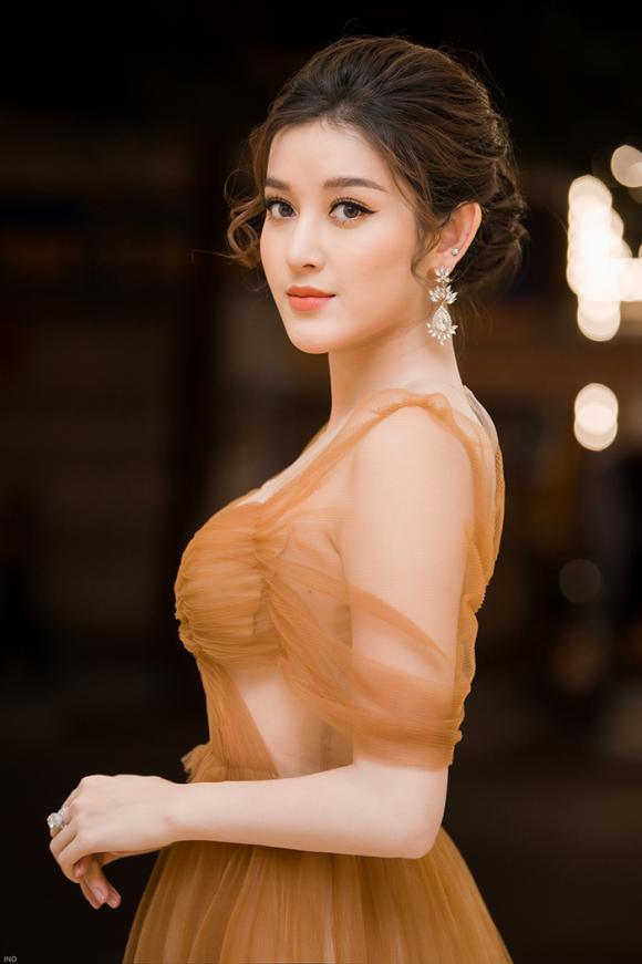 Á hậu Huyền My gây chú ý khi mặc váy xuyên thấu, đeo nhẫn hơn 1 tỷ đồng 4 Á hậu huyền my,hoa hậu việt nam 2014,sao việt, huyen my