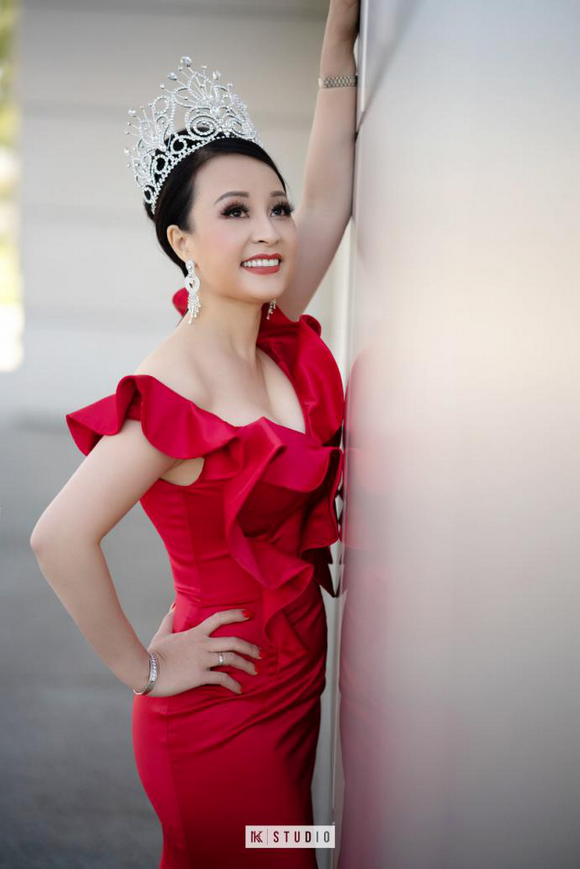 sandy-nguyen-177-2-ngoisao.vn-w580-h869 14 Nam vương và Hoa hậu người Việt thế giới 2019, Hoa hậu Phu nhân người Việt Quốc tế 2018, Sandy Nguyễn