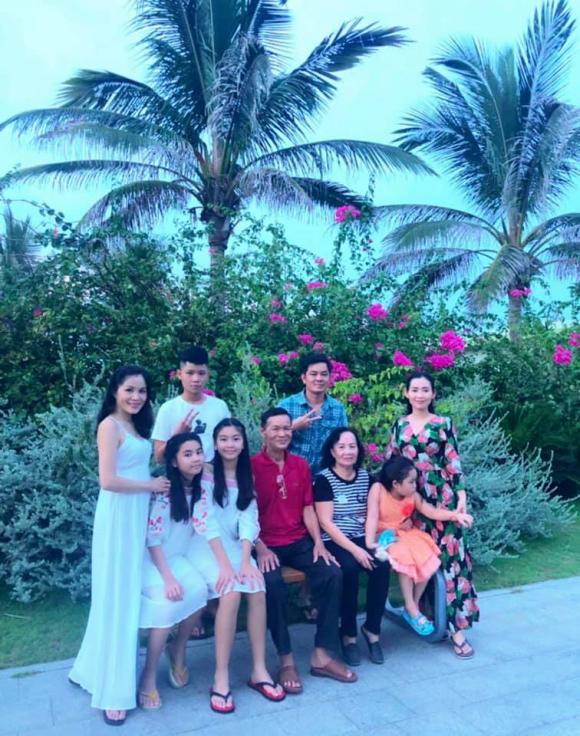 Con gái lớn Quyền Linh, con gái Quyền Linh, gia đình Quyền Linh đi du lịch, kỳ nghỉ gia đình Quyền Linh