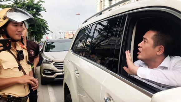 Mercedes GLS, CSGT, cẩu xe vi phạm
