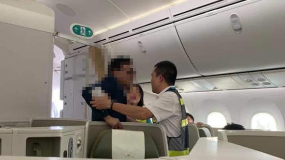 khách thương gia, say xỉn, sàm sỡ nữ hành khách, Vietnam Airlines 