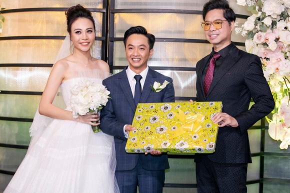 nữ ca sĩ đàm thu trang,doanh nhân cường đô la, sao Việt, ca sĩ Ngọc Sơn, quà cưới