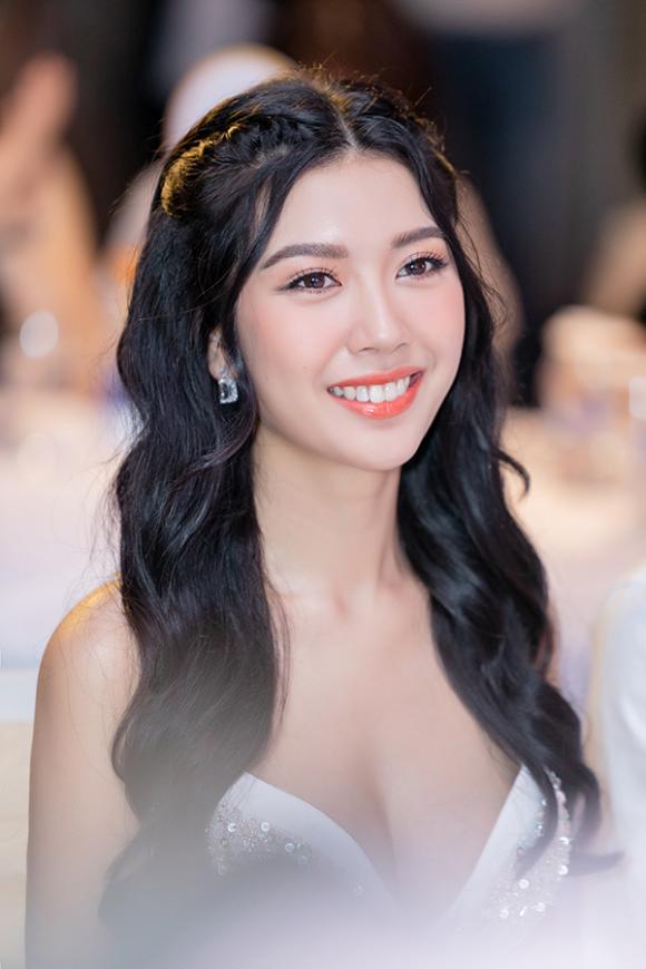 Hoa hậu Ngô Phương Lan, á hậu Thuý Vân, sao Việt