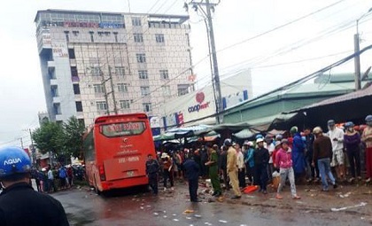 xe khách lao thẳng vào chợ khiến 3 người chết, an toàn giao thông, clip tai nạn